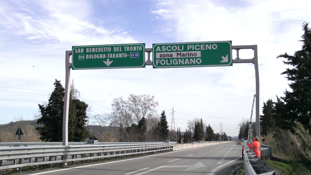 ANAS Marche – installazione portale e segnaletica verticale.